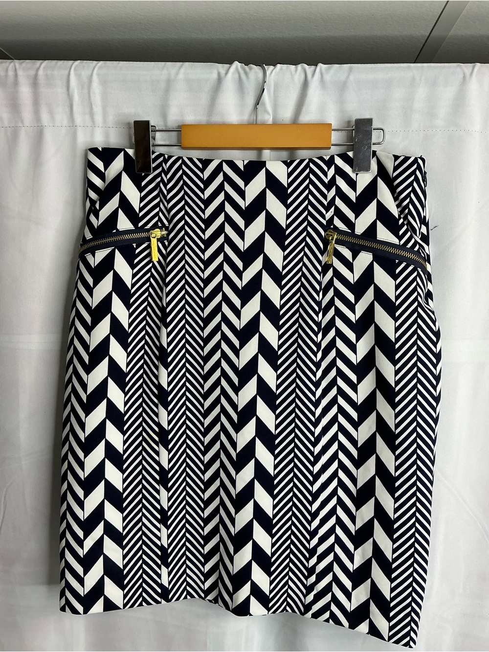 2291 - Michael Kors Navy and White Chevron Pencil Skirt